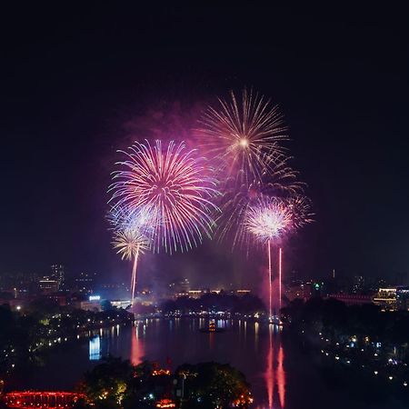 梅德镇老城区酒店 河内 外观 照片 Fireworks at the 2013 National Day Parade