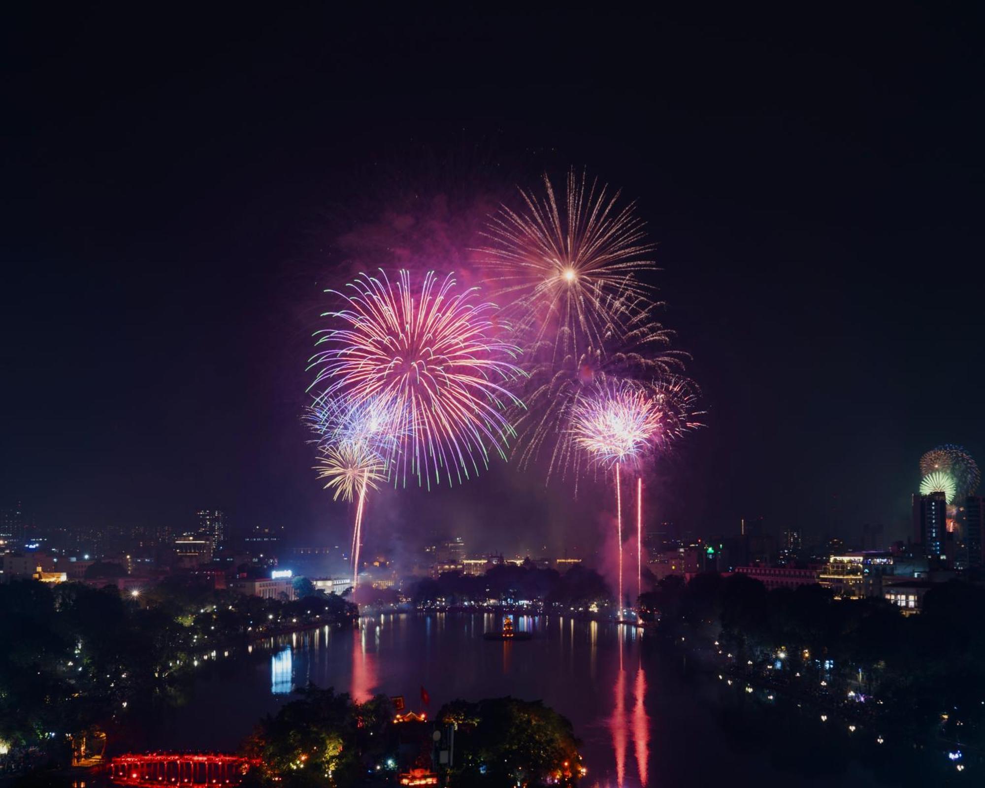 梅德镇老城区酒店 河内 外观 照片 Fireworks at the 2013 National Day Parade