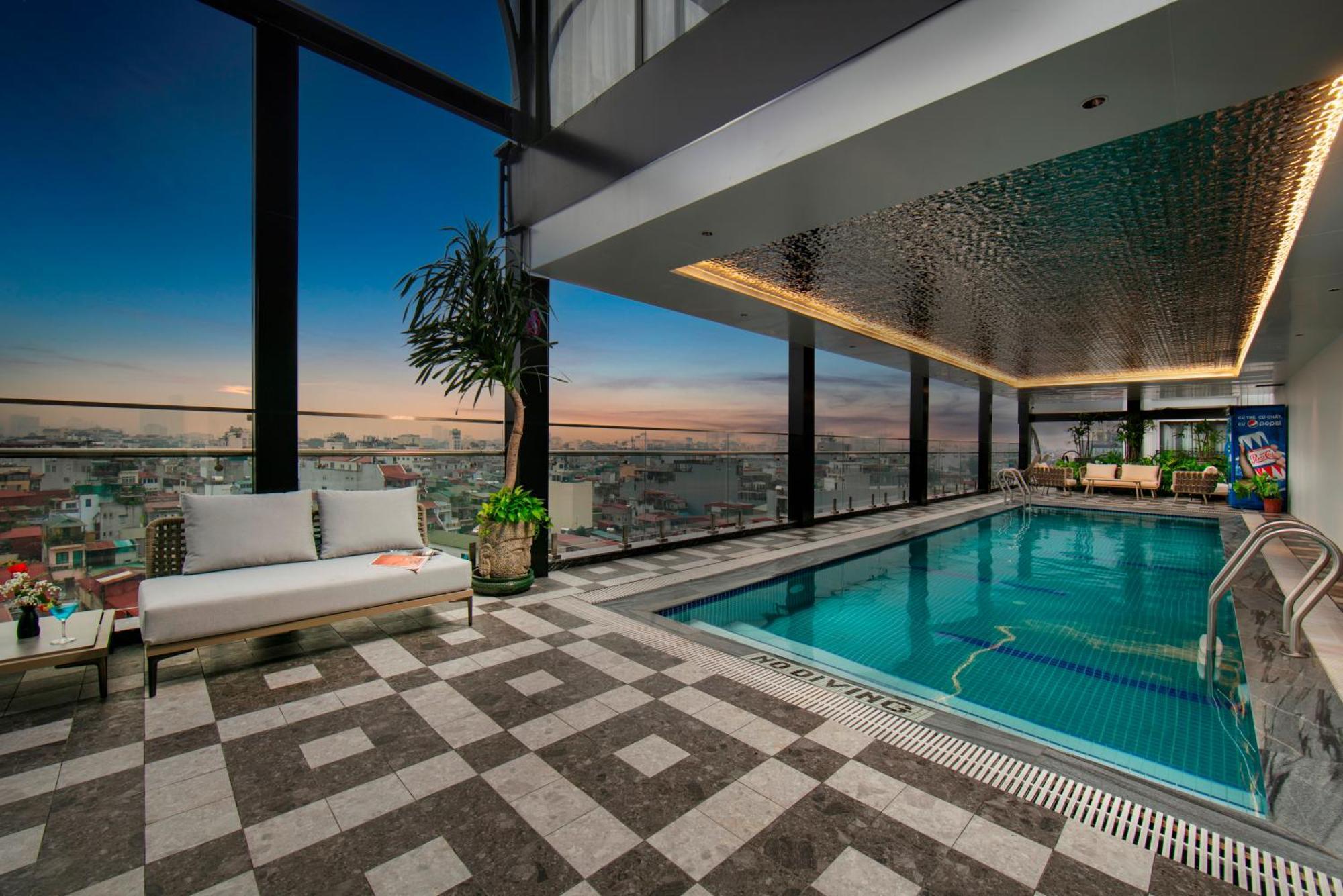 梅德镇老城区酒店 河内 外观 照片 The swimming pool at the 360° Sky Lounge