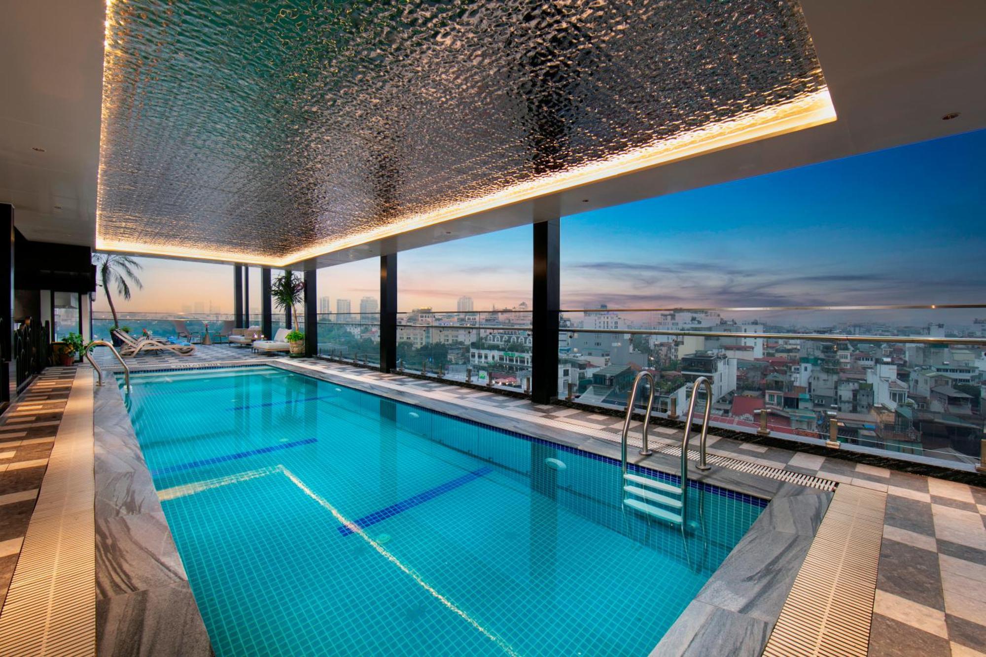 梅德镇老城区酒店 河内 外观 照片 The swimming pool at the 360° Sky Lounge