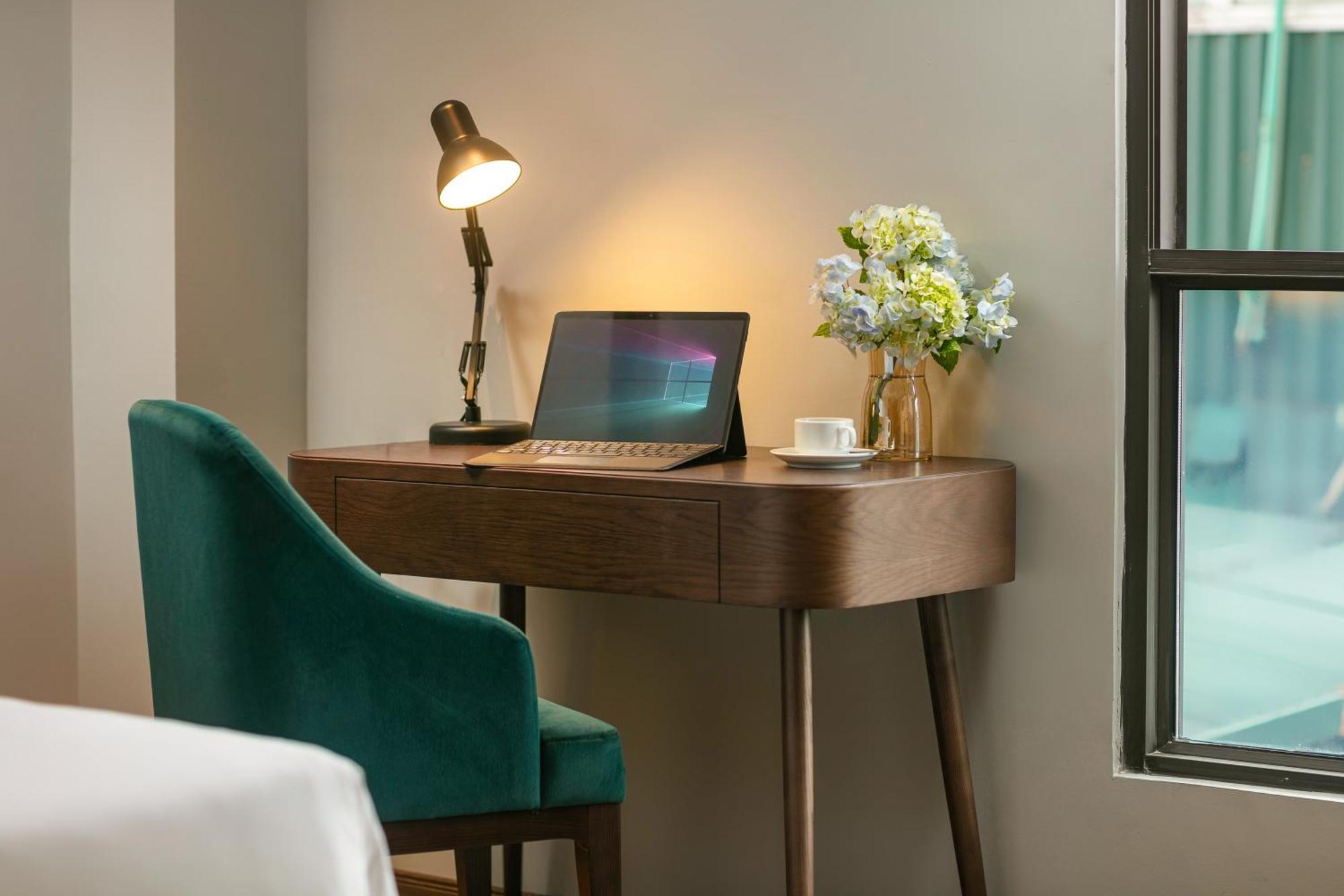 梅德镇老城区酒店 河内 外观 照片 A modern desk with a chair