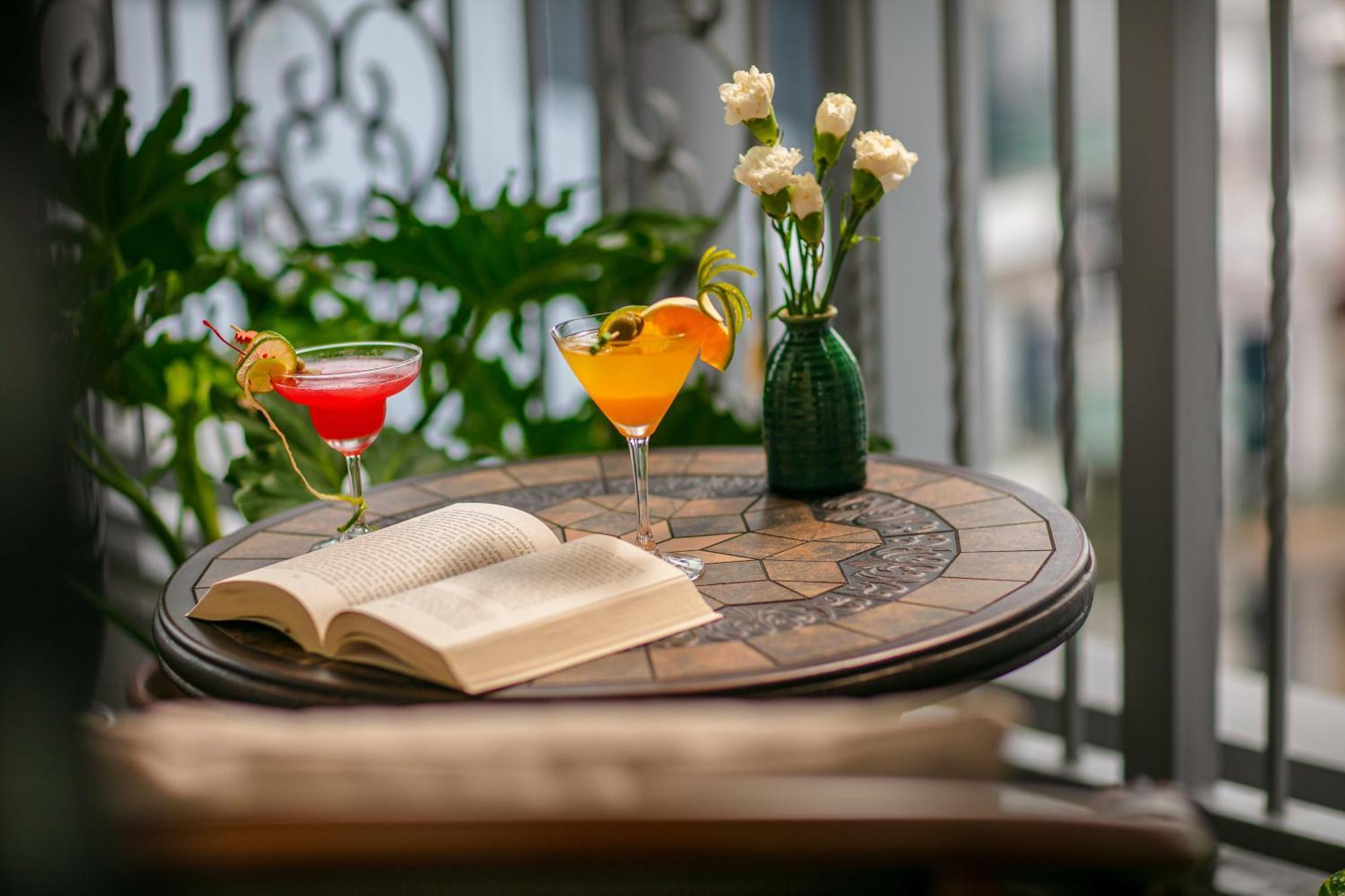 梅德镇老城区酒店 河内 外观 照片 A balcony table