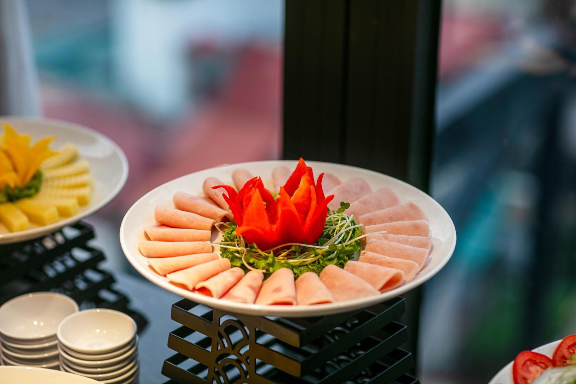 梅德镇老城区酒店 河内 外观 照片 A platter of ham