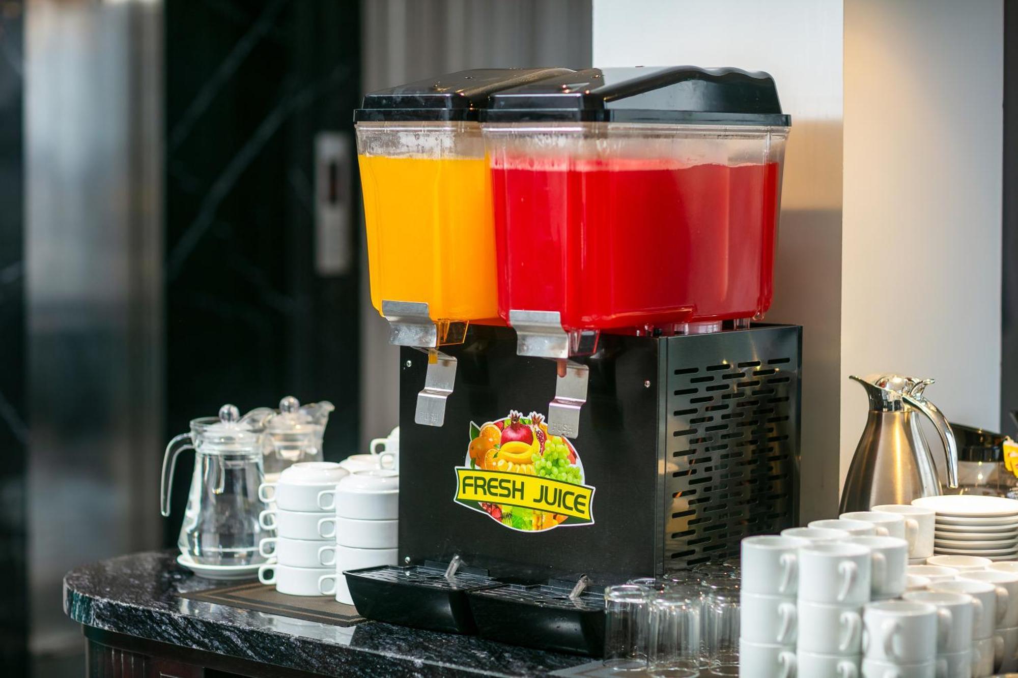 梅德镇老城区酒店 河内 外观 照片 A juice dispenser