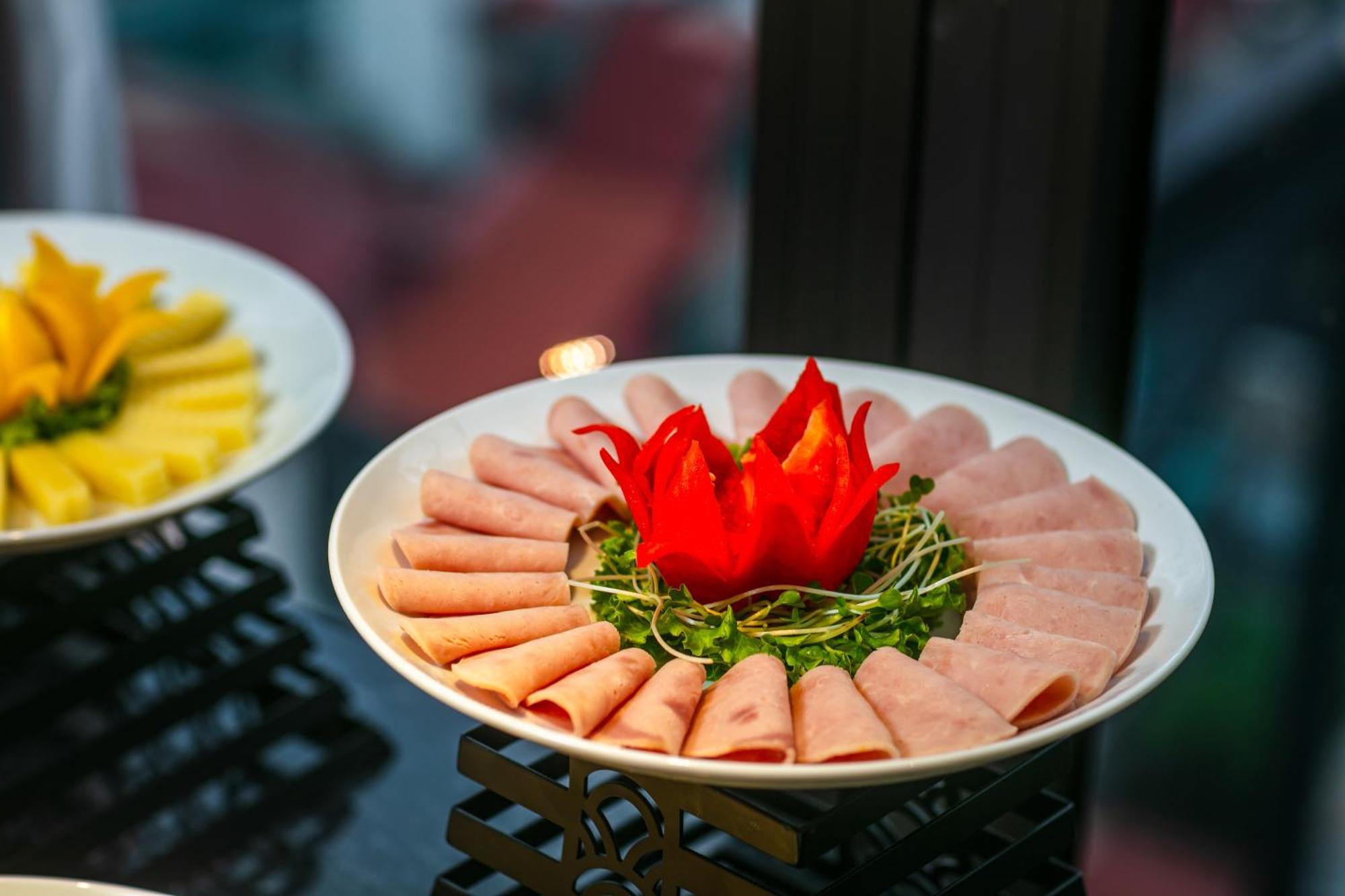 梅德镇老城区酒店 河内 外观 照片 A platter of ham